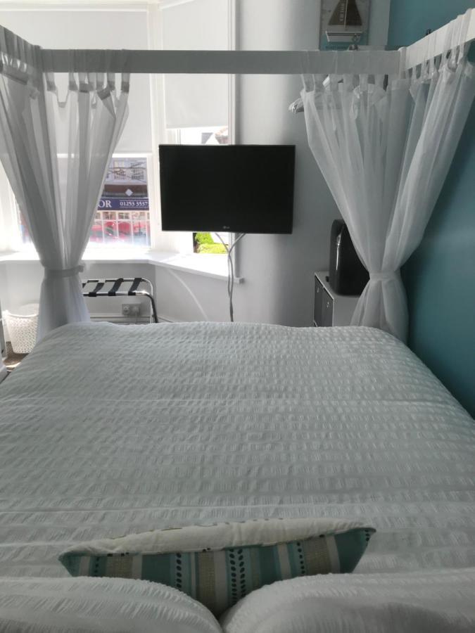 Number 40 - No Multiple Room Bookings Blackpool Ngoại thất bức ảnh